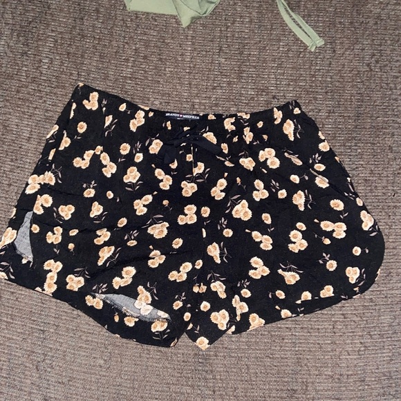 Brandy Melville Pants - Brandy Melville - Sunflower shorts
